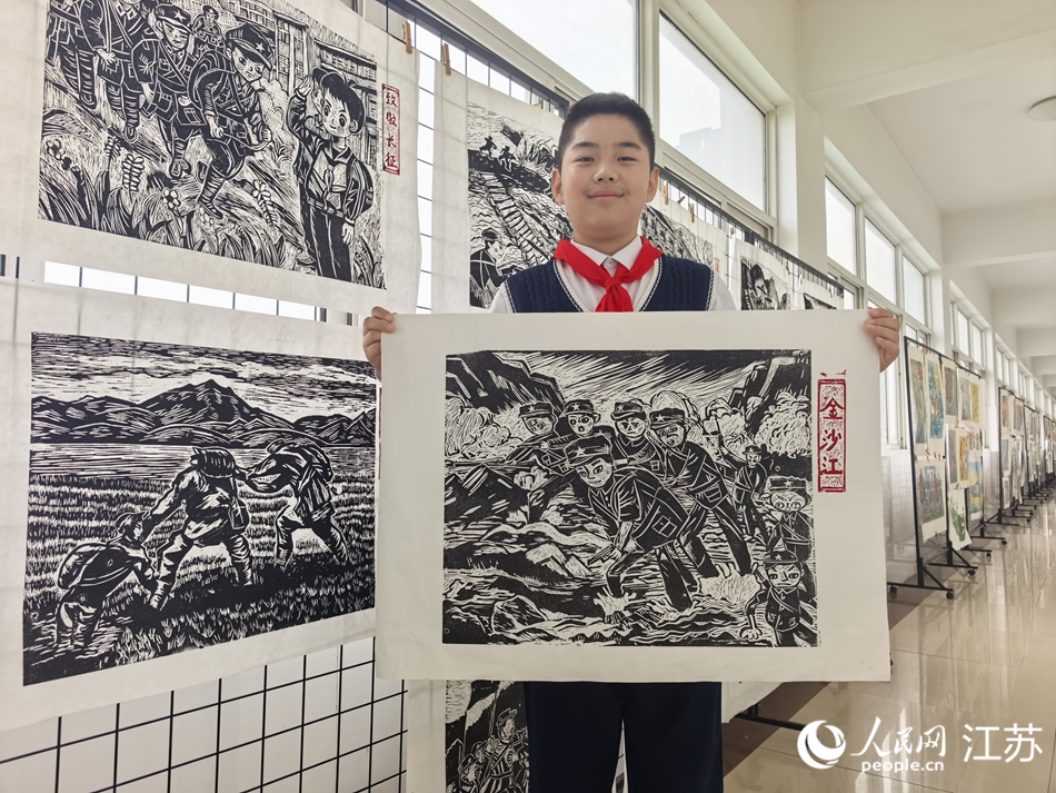 红领巾创想版画社团成员创作的一副长征主题版画。 人民网记者 张玉峰摄