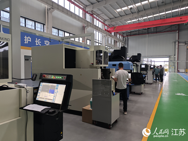 富林嵐新建成的生產車間內,工人在操作設備。人民網 李欣陽攝