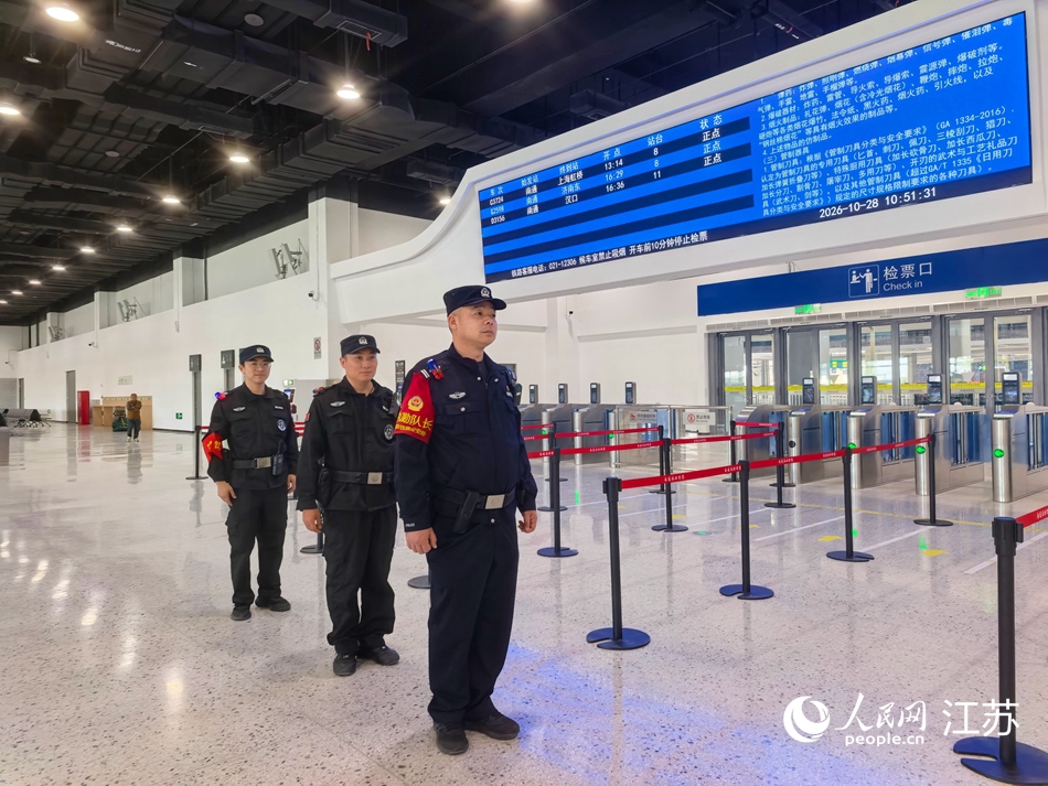 南通站北广场过渡站房启用后，南通站派出所民警辅警正在安全保障巡逻。人民网记者 王继亮摄