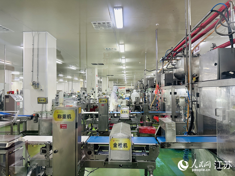 美鑫食品自动化生产线。人民网 赵登岩摄