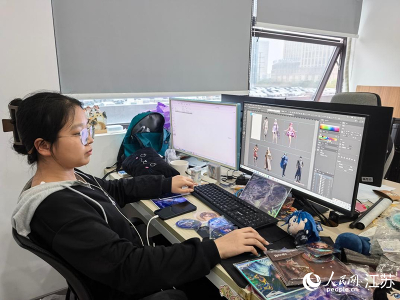 南通神笔动漫科技有限公司工作人员正在进行AI创作。人民网记者 王继亮摄