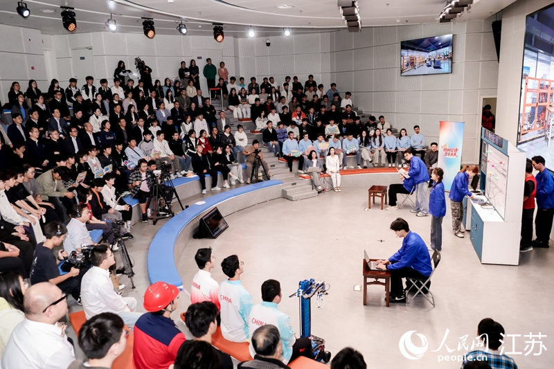 校园短剧《一张工作台》演出现场。人民网 李昱辰摄