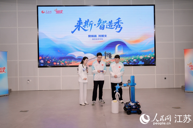 第48届世界技能大赛自主移动机器人项目金牌得主樊锦晨、刘博文现场演示。人民网 李昱辰摄