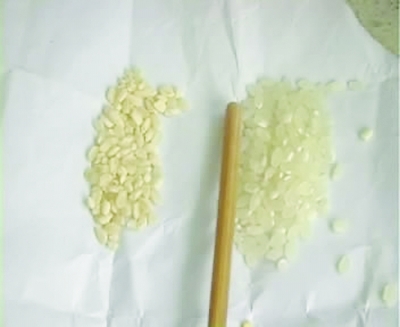 南京瑞金路一家大超市卖发黄问题米