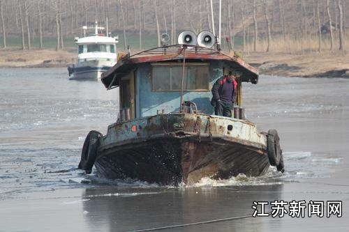 邳州多航道全线封冻 破冰62公里解救被困船
