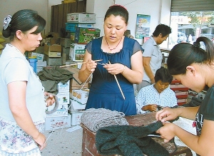 徐州大许镇千名妇女在家做手工挣外汇