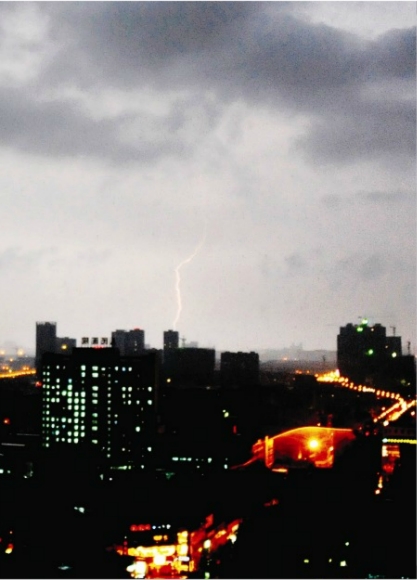 泰州12小时遭雷电闪击100次 注意防雨防雷