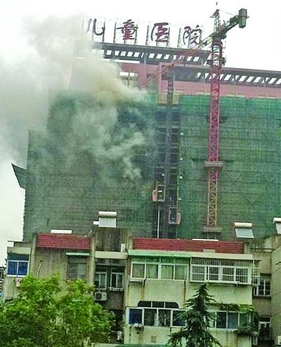 电焊渣掉落塑料袋上致南京儿童医院冒烟