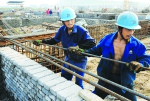 工人冒高温加快建设淮安市体育中心游泳馆