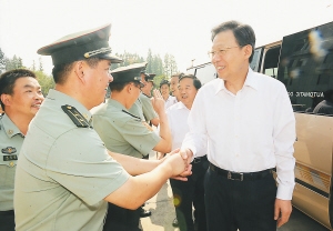 李学勇走访慰问南京军区临汾旅和某陆航团