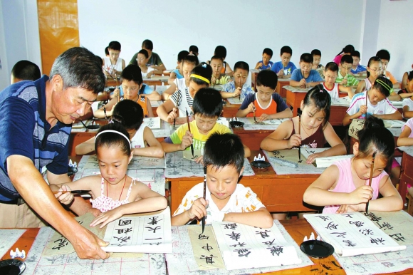 退休教师义务为社区留守儿童开办书法培训班