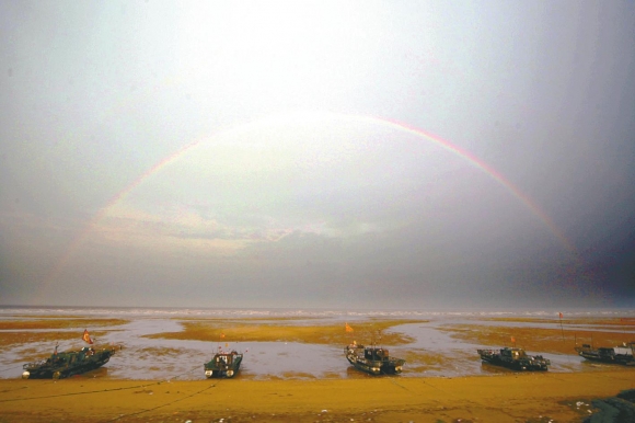 连云港赣榆县海滨上空出现美丽的彩虹