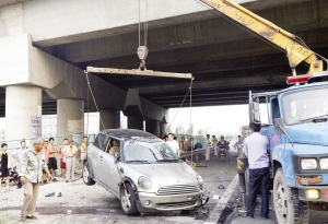 徐丰公路宝马连撞三车 造成6人受伤