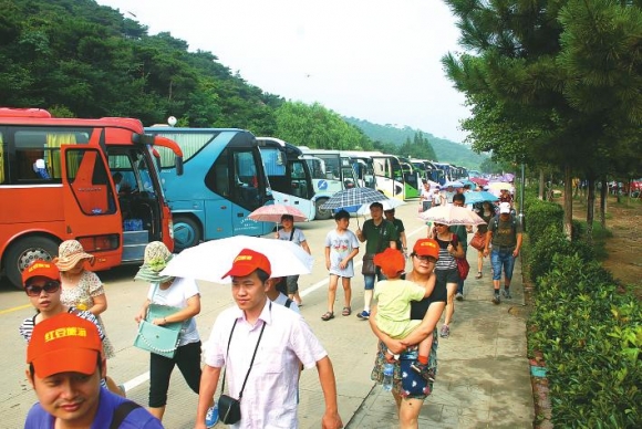 花果山景区山门前大道上停满了旅游大巴车