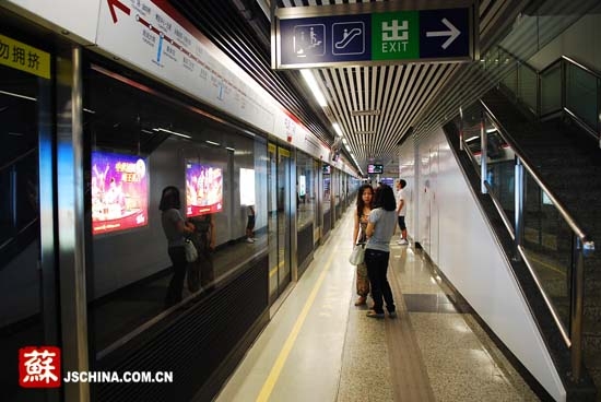 南京地铁2号线恢复通车 维修路段运行平稳