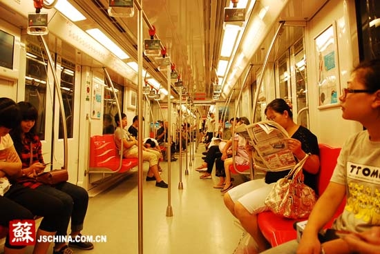 南京地铁2号线恢复通车 维修路段运行平稳
