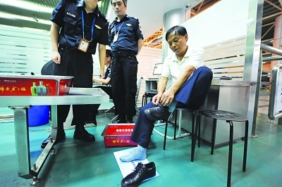 南京机场安检升级 抽检旅客需脱鞋解皮带