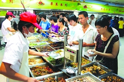 南京各高校食堂菜价上涨 最多只涨一块钱