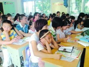 淮安市实验小学一年级学生和父母一起进教室