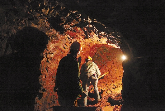 江山三矿工被困9小时 救援人员用手扒开通道