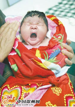 孕妇产下11斤重男婴 怀孕时一次吃8个苹果