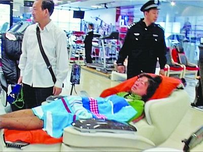 南京一女士商场体验光线足疗 光过敏送医院