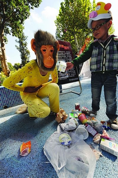 红山动物园志愿者扮小猴提醒游客别乱投喂