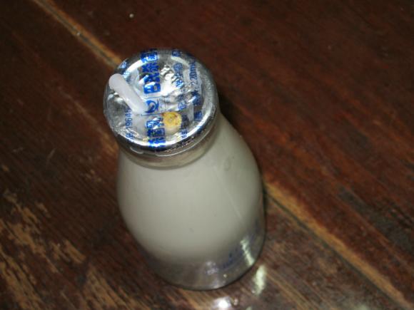 消费者称一口牛奶喝出两条蛆 卫岗乳业否认