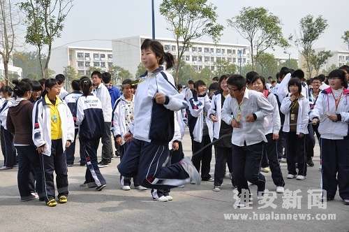 淮安中学高一全体学生和班主任参加跳绳活动