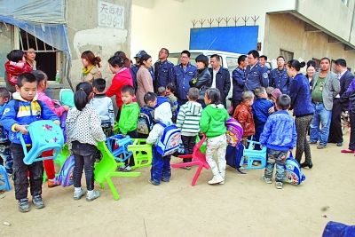 南京雨花台区叫停开在木器厂里的无证幼儿园