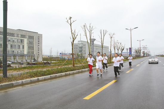 大丰市举办青年干部20公里耐力跑活动