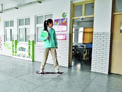 南京一小学轮滑进课堂 老师滑进教室