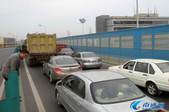 南通长江路高架罐车撞隔离带 数百汽车拥堵