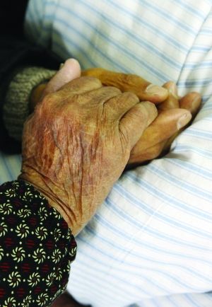 南京92岁老夫妻跨过70年白金婚