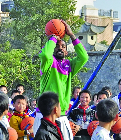 JR被罚为民工学校孩子上篮球课