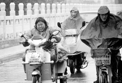强冷空气来袭 泰州出现大风降温降雨天气