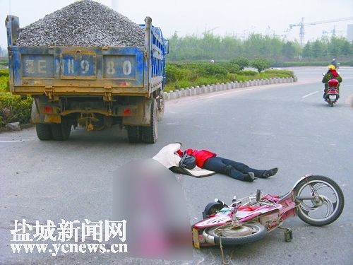射阳县一农用车碾压骑车女子当场致死