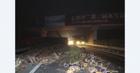四川成乐高速1小时内发生两起车祸 致3死4伤