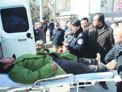 男子南京找工作饿晕街头 路人报警热心相助