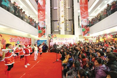 平安夜靖江人购物休闲不亦乐乎