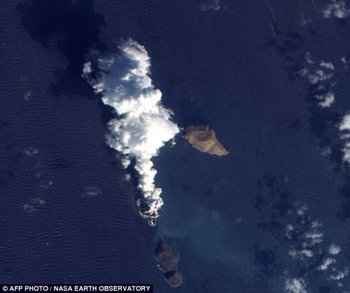 红海海底火山爆发 岩浆堆积成新的小岛