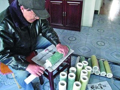 浙江69岁老人造太阳能集热管 曾获13项专利