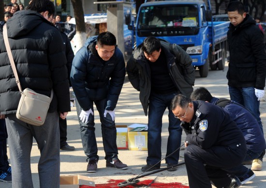 南京发生抢劫案 警员在案发现场勘查
