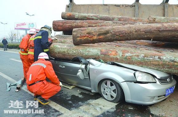 连云港大道一大货车侧翻 车上圆木砸瘪轿车