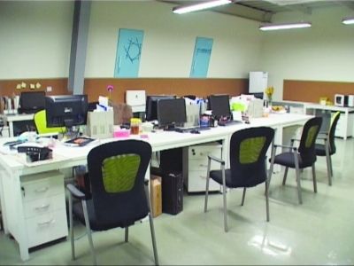 办公室空无一人却不关门 7名员工钱物被偷