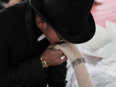 女友车祸身亡 泰国男子仍与其遗体举行婚礼