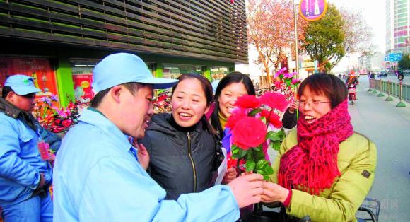 智障人士做丝网花 义卖所得捐给白血病患儿
