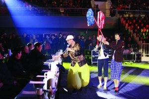 沭阳举行春节团拜会 演员唐鉴军登台表演