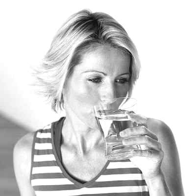 专家称嗓子哑喝水最管用 枇杷膏治标不治本