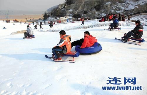 连云港连岛景区滑雪场春节吸引众多游客